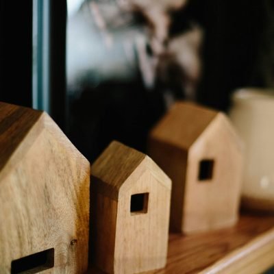 Photo by <a href="https://unsplash.com/@ckdesign?utm_content=creditCopyText&utm_medium=referral&utm_source=unsplash">Carly Kewley</a> on <a href="https://unsplash.com/photos/shallow-focus-photo-of-brown-wooden-house-miniature-dD86H8L4Ttw?utm_content=creditCopyText&utm_medium=referral&utm_source=unsplash">Unsplash</a> oversluiten