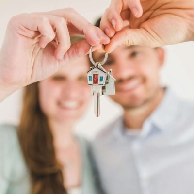 hypotheekadvies op maat Happy Couple Holding and Showing a House Key